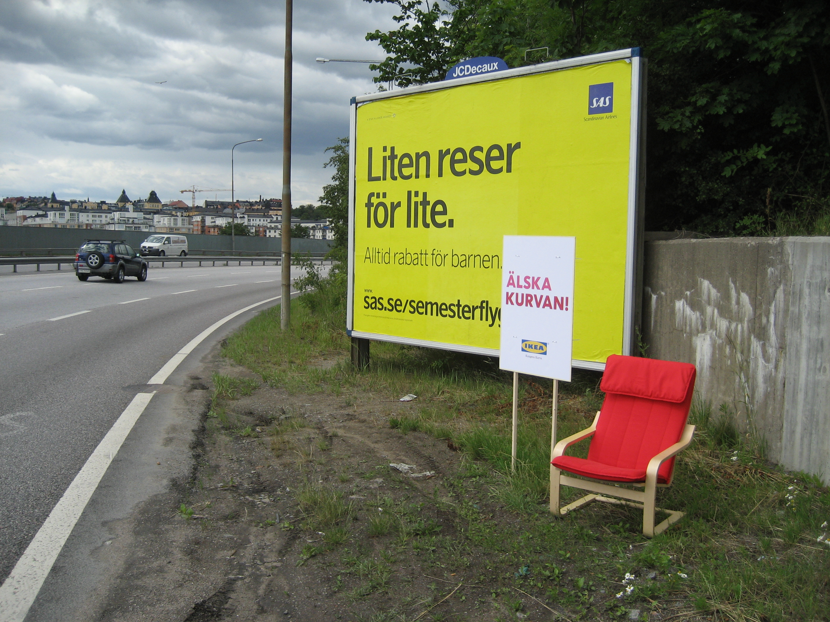 Inför Ny premiären av IKEA i Kungenskurva, placerade vi ut IKEA möbler (gerillamarknadsföring) på strategiska platser åt MEC-Global.