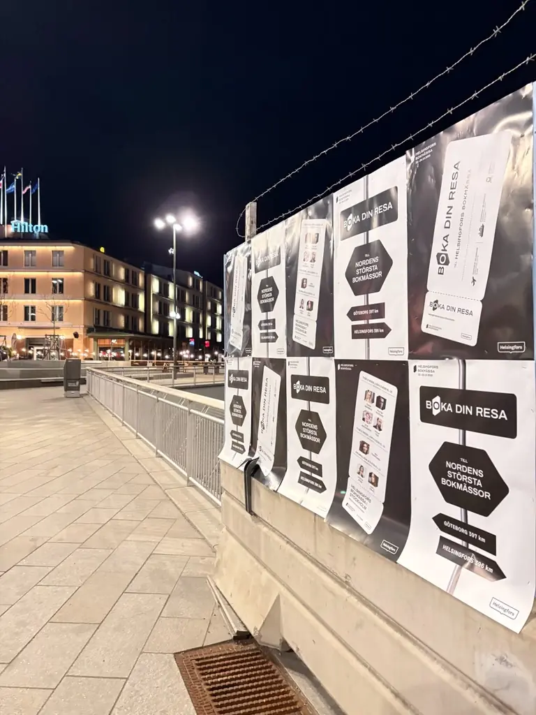 Affischering längs kajen vid Slussen i Stockholm