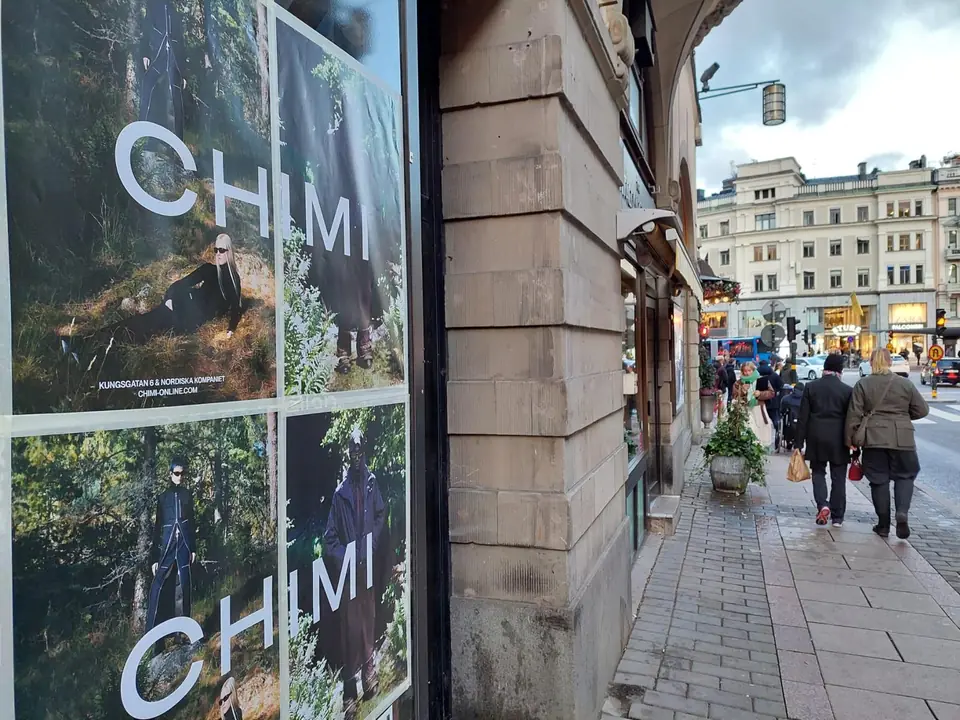 CHIMI-affischer på en husfasad vid Stureplan i Stockholm