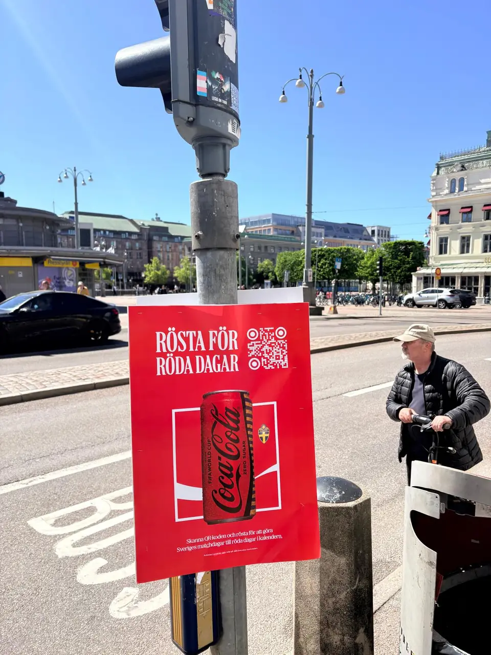 Coca-Cola-affisch med QR-kod på en trafikljusstolpe i centrala Göteborg