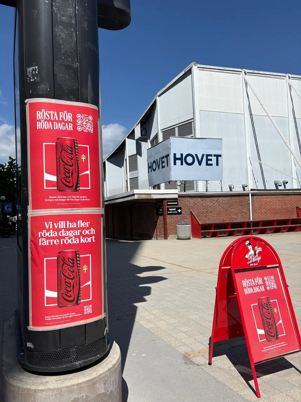 Coca-Cola Zero-affischer Rösta för röda dagar på en pelare vid Hovet i Stockholm
