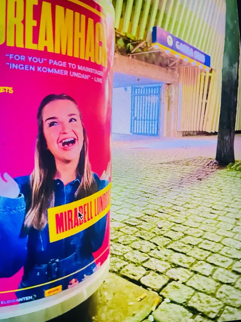 Nærbillede af DreamHack-plakat på søjle