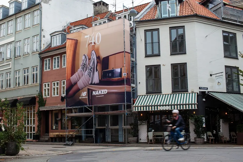 Stor reklambanderoll på en husfasad