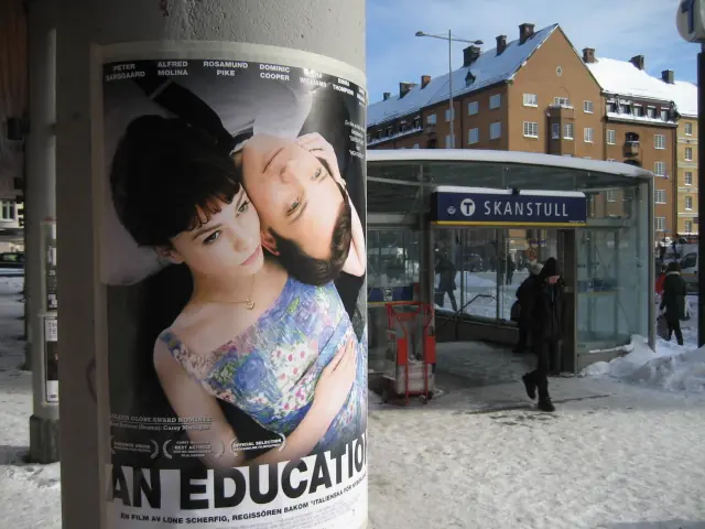 Filmplakat for An Education på en søjle ved Skanstull