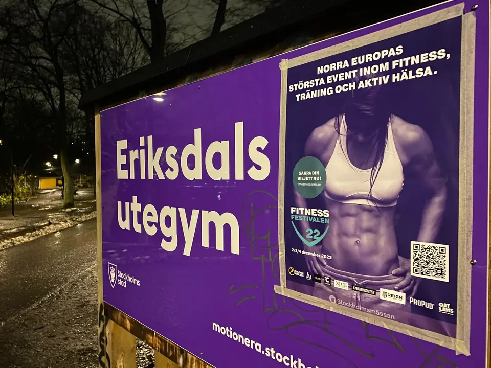 Affisch för Fitnessfestivalen 2022 på en tavla vid Eriksdals utegym i Stockholm