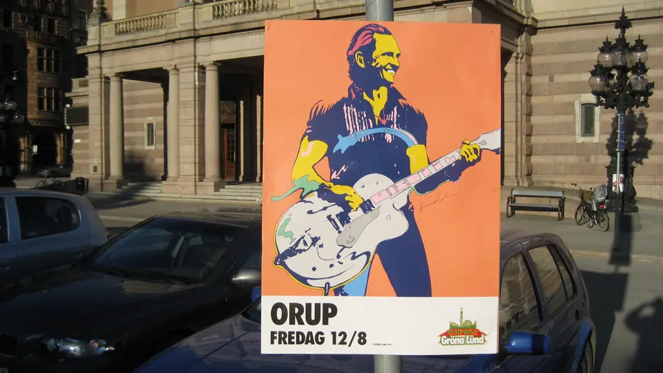 Gröna Lund-plakat for Orup på en stolpe foran Kungliga Operan