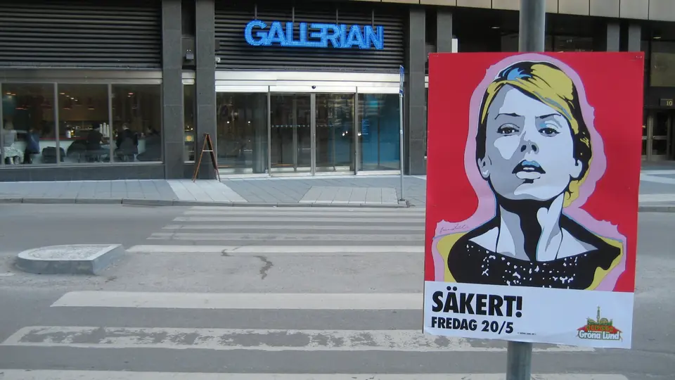 Gröna Lund-plakat for Säkert! på en stolpe ved Gallerian i Stockholm