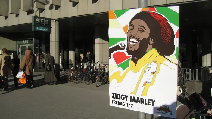 Gröna Lund-plakat for Ziggy Marley på en stolpe ved SEB i Stockholm sentrum