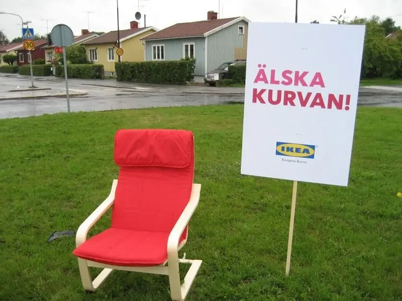 IKEA-fåtölj i gräset med skylten Älska kurvan