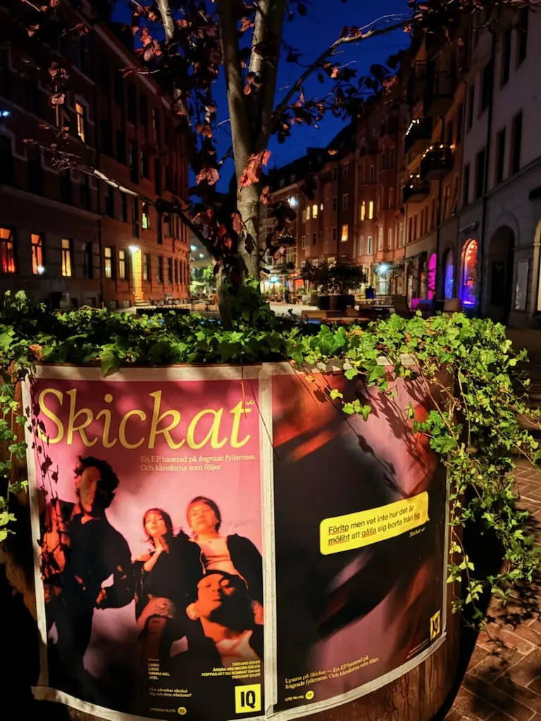 IQ-plakaten Skickat på en rund søjle om aftenen