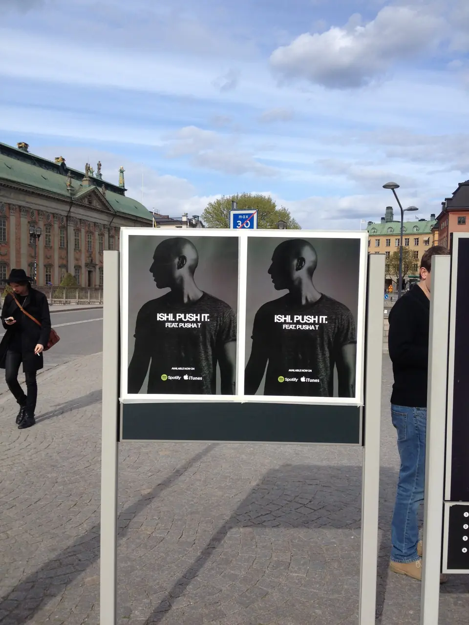To plakater for ISHI Push It feat. Pusha T på en plakattavle ved Riddarhuset i Gamla stan