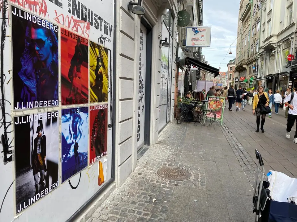 J.Lindeberg-plakater på en mur langs en gågade i København