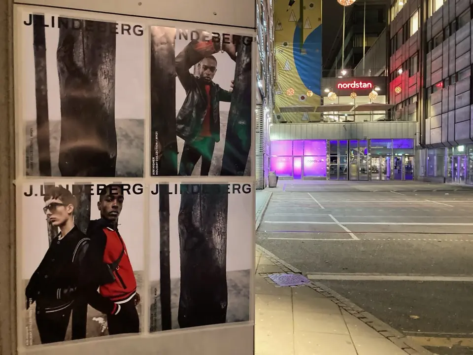 Affischering för J.Lindeberg vid ett köpcentrum kvällstid