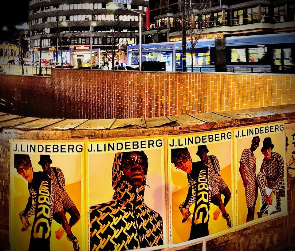 Rad av J.Lindeberg-affischer vid Slussen
