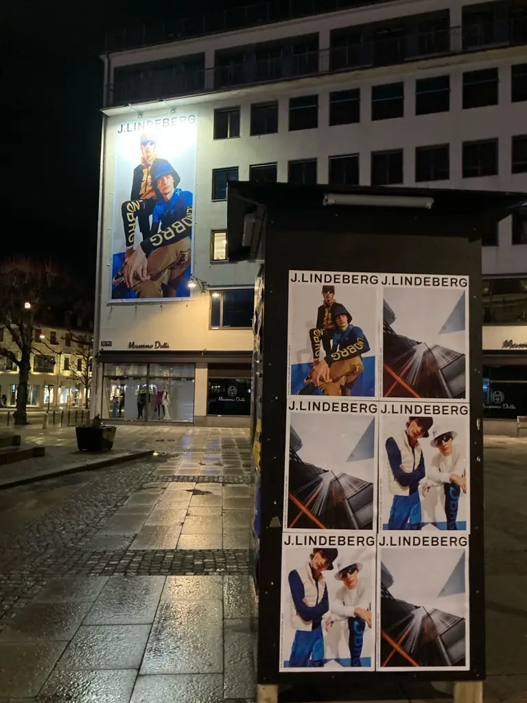 J.Lindeberg-affischer i upprepning på en tavla i city