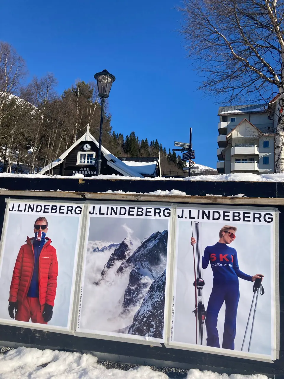 J.Lindeberg skidkollektion på affischer i vintermiljö