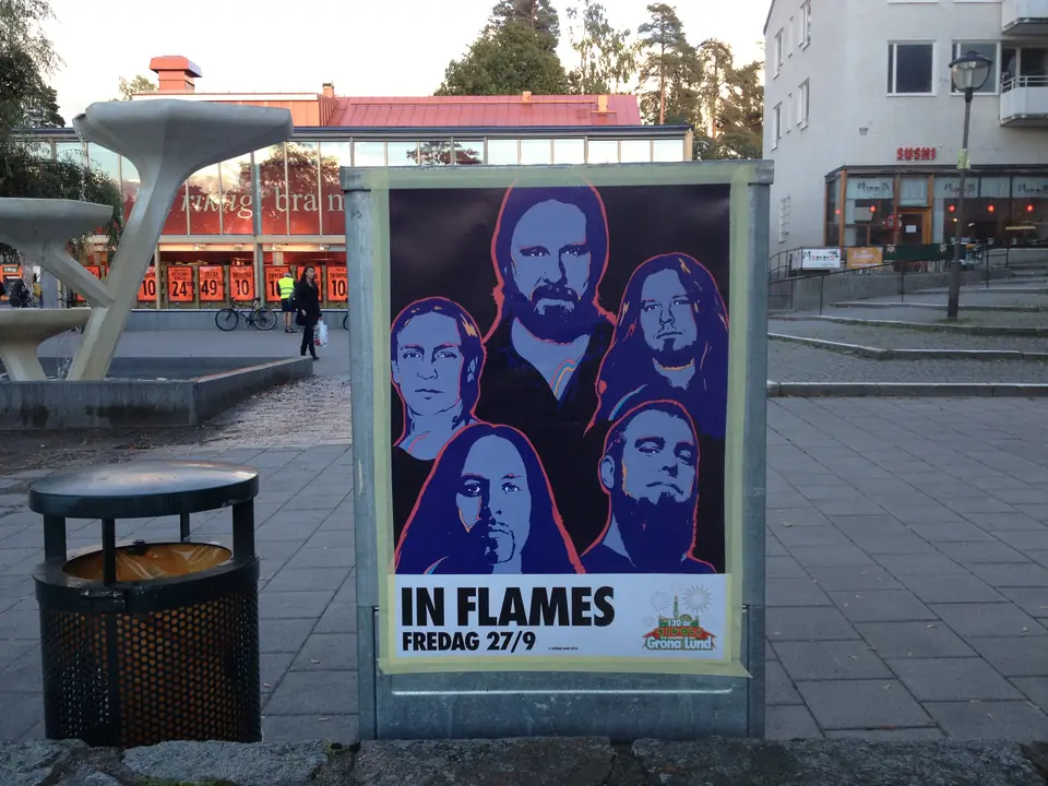 Konsertaffisch för In Flames i en affischtavla