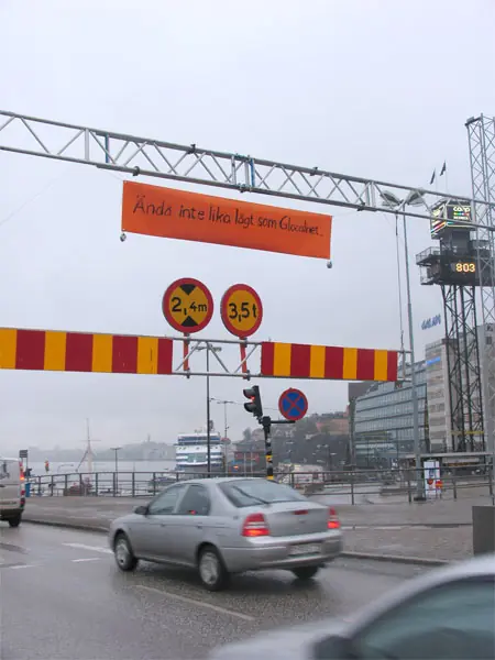 Glocalnets banderoll över avstängningen vid Slussen, kampanjen Lågt på Slussen