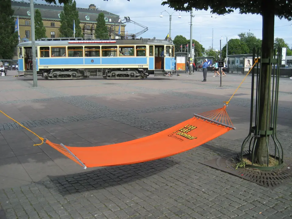 Glocalnet hammock at a tram stop