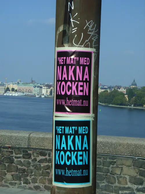 Affischer för Het mat med Nakna kocken på en stolpe