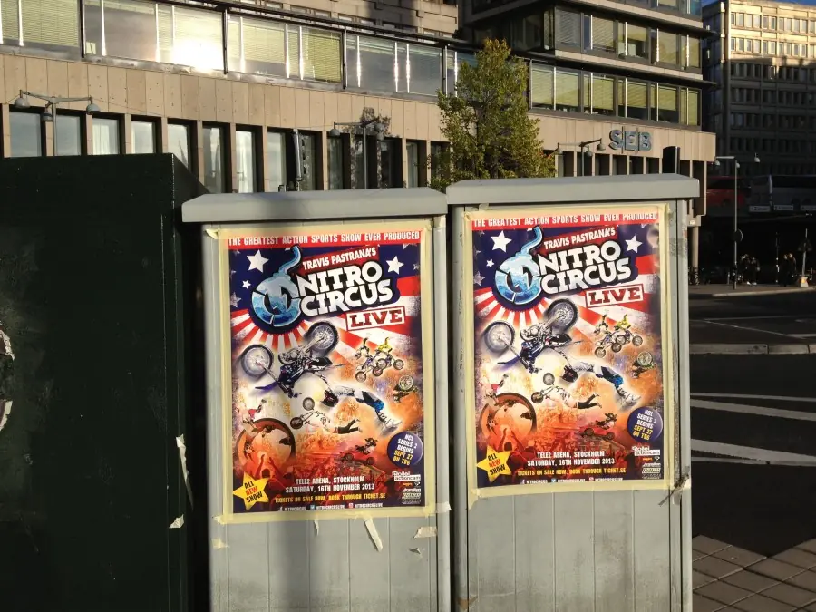 Nitro Circus-plakater på elskabe