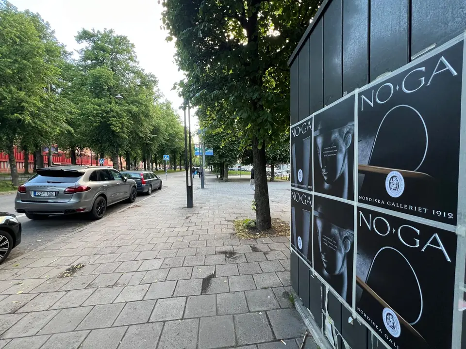 Svartvita NO·GA-affischer i tre motiv uppsatta tillsammans på ett elskåp i Stockholm