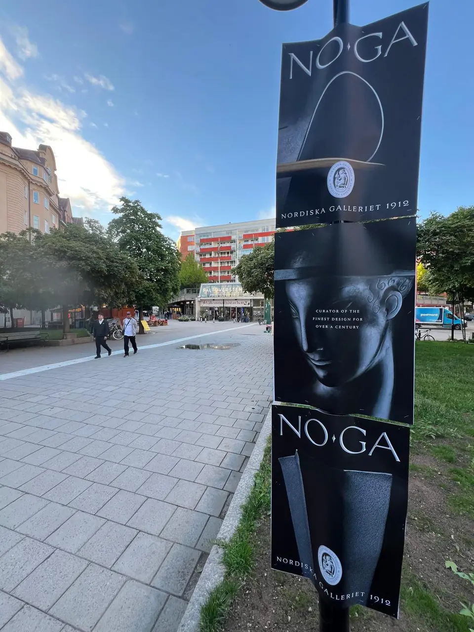 NO·GA-affischer för Nordiska Galleriet på en stolpe vid Fältöversten på Karlaplan