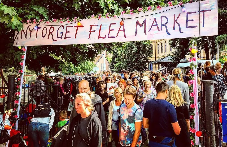 Nytorget Flea Market med besökare på Nytorgsfesten
