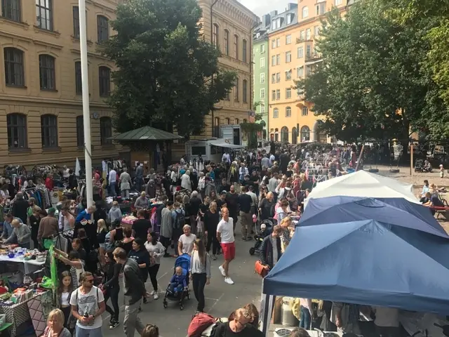 Besökare och marknadsstånd runt Nytorget
