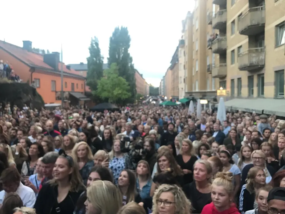 Fullsatt gata med publik under Nytorgsfesten