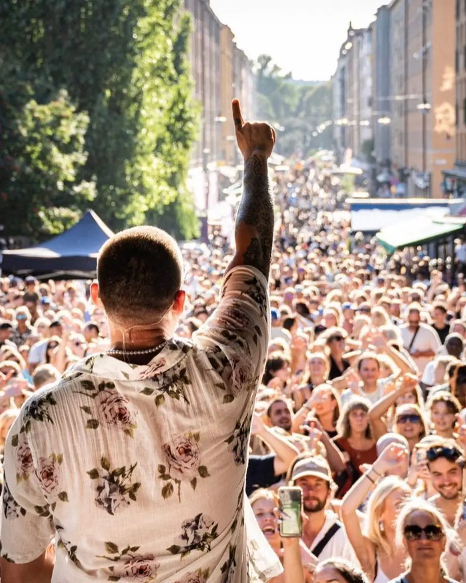 Artist på scenen framför publiken på Nytorgsfesten