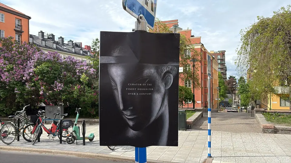 Plakat på gatan i Stockholm i vårljus