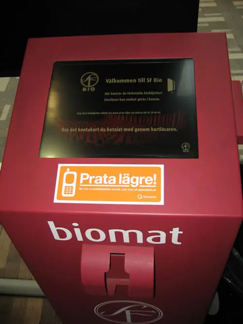 Prata lägre-dekal på en biomat på biografen