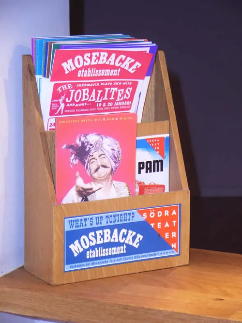 Programställ med Mosebacke-program och flyers