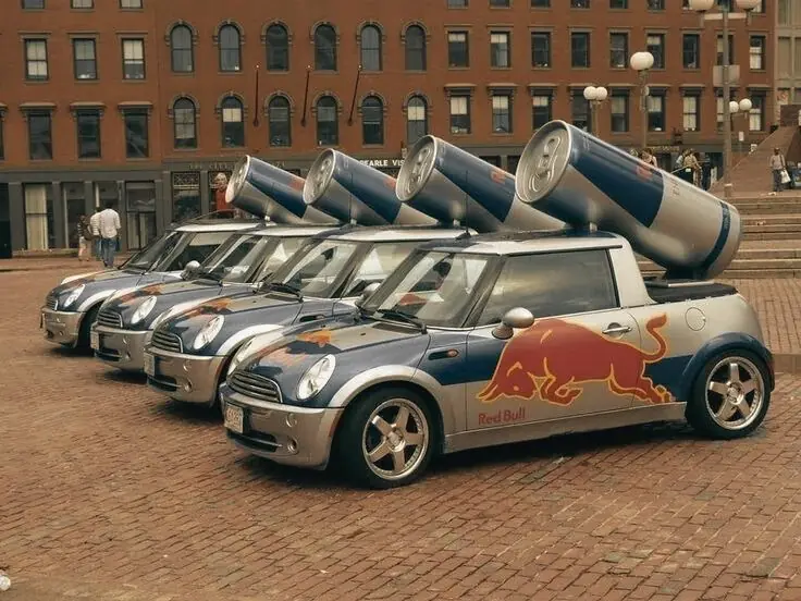 Red Bull-bilar med jätteburk på taket