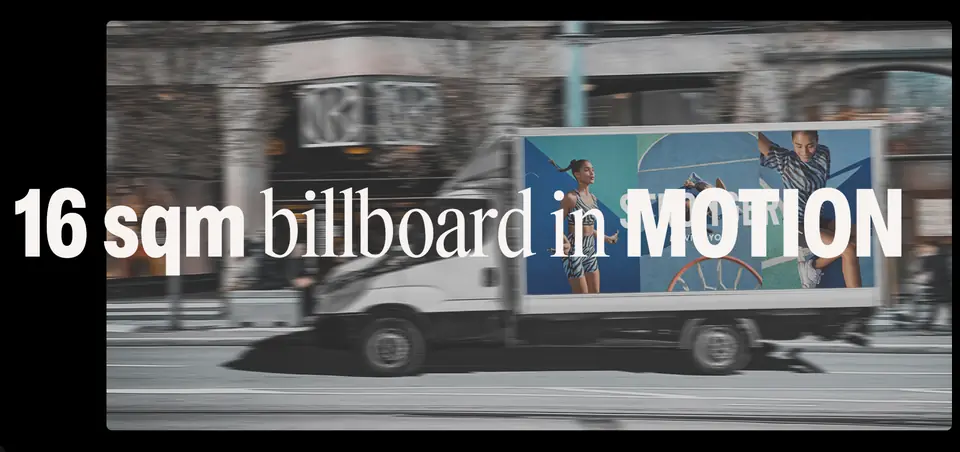 Reklamebil med en 16 kvadratmeter stor reklameflade, der kører gennem byen
