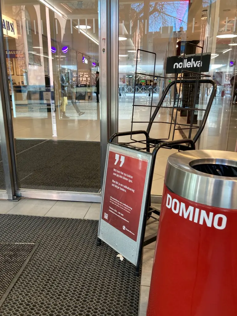 Reklamställ vid entrén till en butik