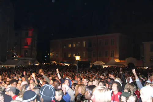 Folkehav på Riddarholmen en kveld under Riddarholmsfesten i Stockholm