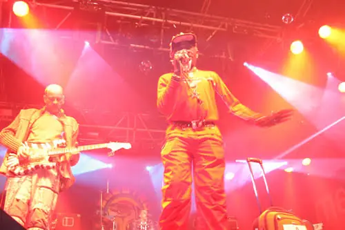 Artist i oransje på scenen under Reggae Splash på Riddarholmsfesten