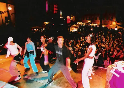 Artist og dansere på scenen foran publikum på Riddarholmen