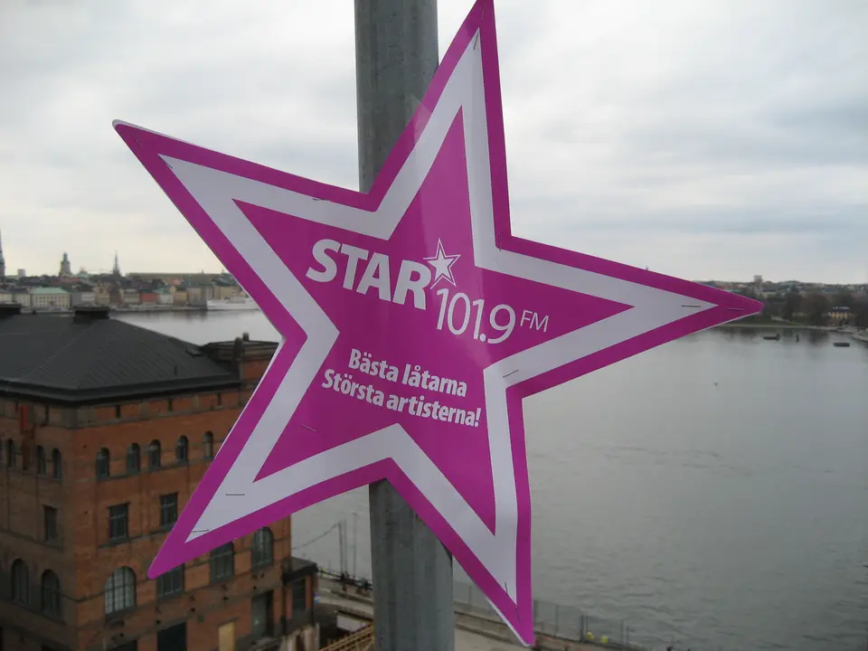 Rosa Star FM-stjärna med Stockholm i bakgrunden