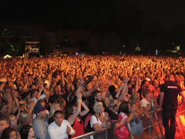 Fullsatt publikum foran scenen på Stockholm All Star Festival på Skeppsholmen 2011